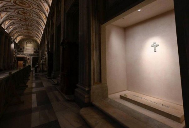 Brojni vjernici posjećuju grob pape Franje, na Trgu svetog Petra slavljena misa zadušnica