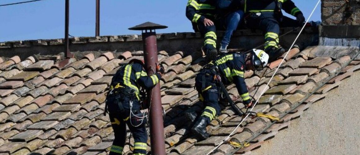 Na Sikstinskoj kapeli postavljen dimnjak za izbor novog pape