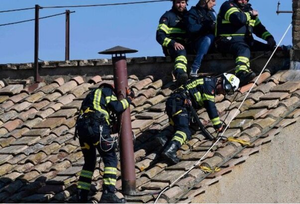 Na Sikstinskoj kapeli postavljen dimnjak za izbor novog pape