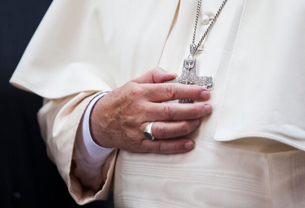 I papinski krojač spreman je za konklavu: Imat ću reverende u tri različite veličine 