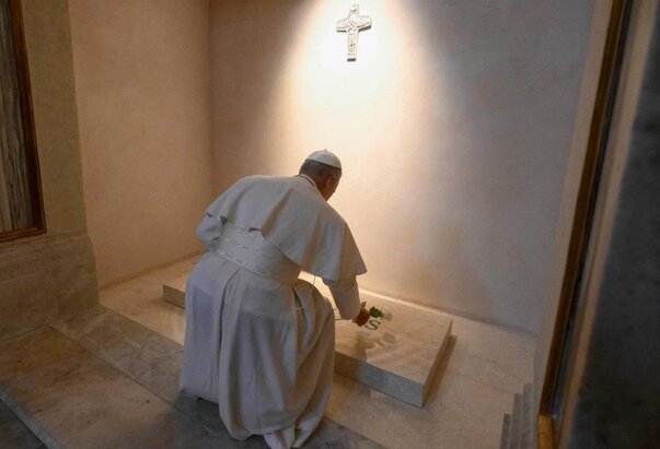 Papa Lav XIV. pomolio se na grobu pape Franje