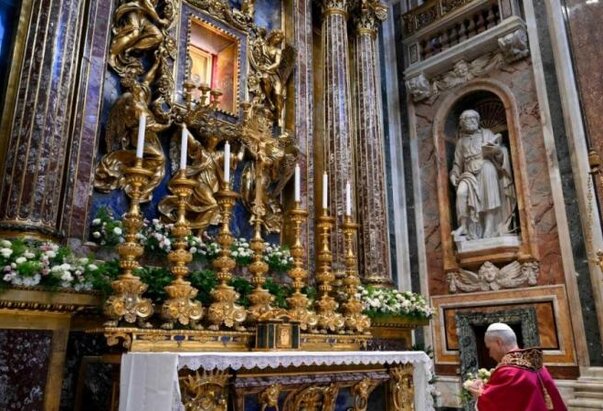Papa u molitvi pred ikonom Salus Populi Romani: Utješi one koji su bez doma i zaštite