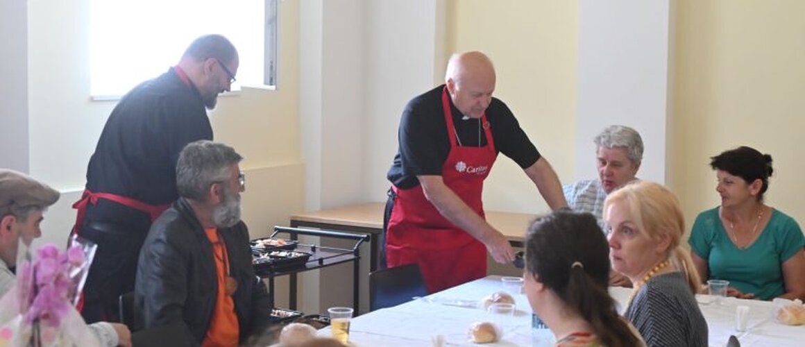 Kardinal Nemet posluživao ručak korisnicima socijalne službe Caritasa Beograda