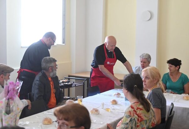Kardinal Nemet posluživao ručak korisnicima socijalne službe Caritasa Beograda