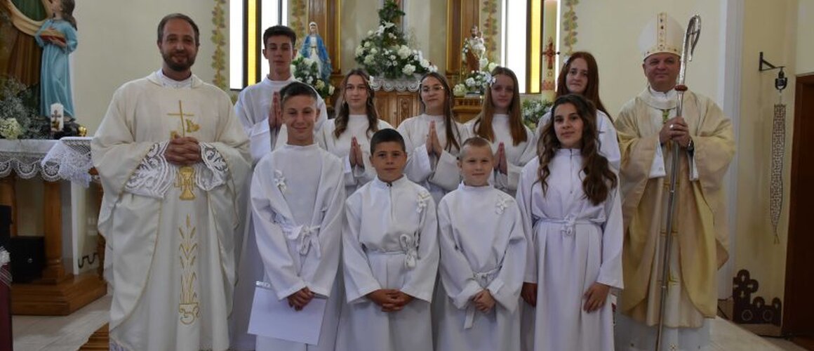 Prva pričest i krizma u Laćarku