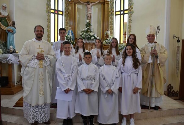 Prva pričest i krizma u Laćarku