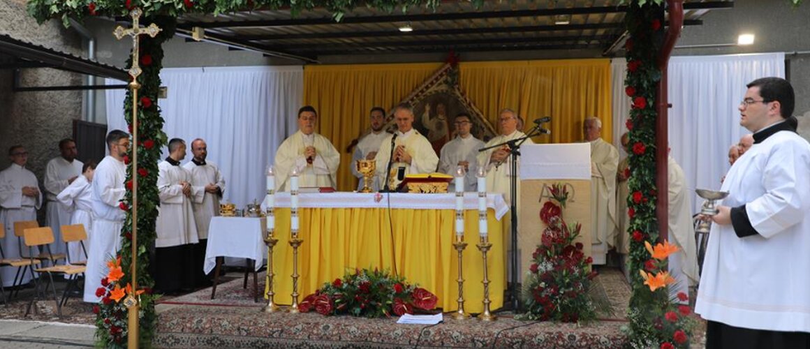 Nadbiskup Kutleša predvodio misu s činom posvete hrvatskog naroda Presvetom Srcu Isusovu