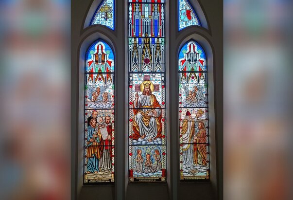 Izrađeni vitraji u Župi sv. Jurja povodom obilježavanja 1100. godina Hrvatskog kraljevstva i 1400. godina kršćanstva u Hrvata