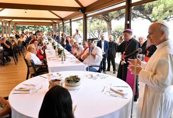 Papa na ručku sa siromasima: Mi smo najljepše Božje stvorenje