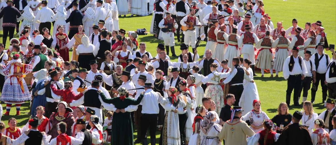 »Bunjevačko kolo« i »Nazor« na Vinkovačkim jesenima