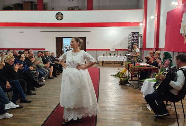 »Divojački vašar« u Hrvatskom domu