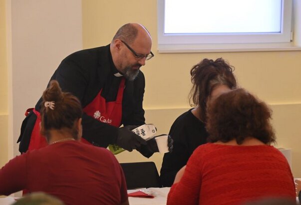 Organiziran ručak za korisnike socijalne službe Caritasa Beograda