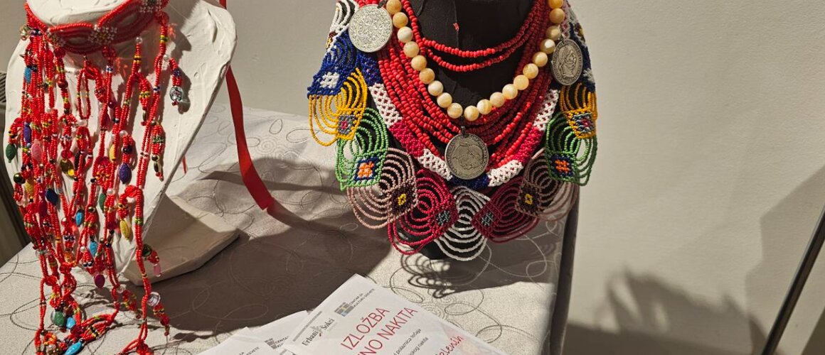 U Somboru otvorena izložba »Igra staklenih perli«