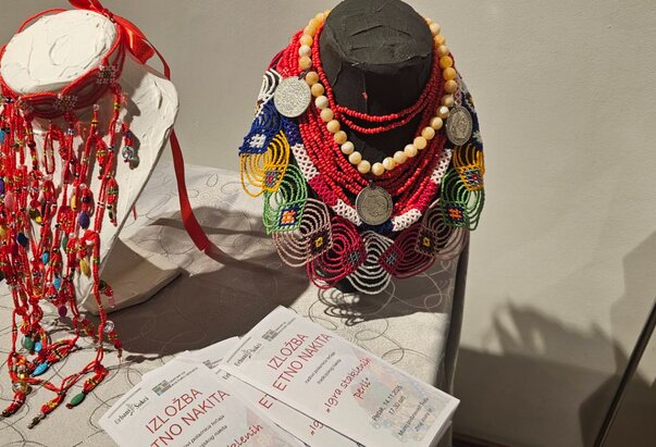 U Somboru otvorena izložba »Igra staklenih perli«