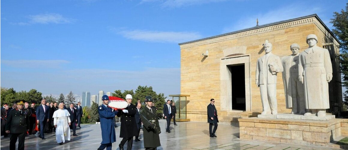 Papa sletio u Ankaru i posjetio Atatürkov mauzolej