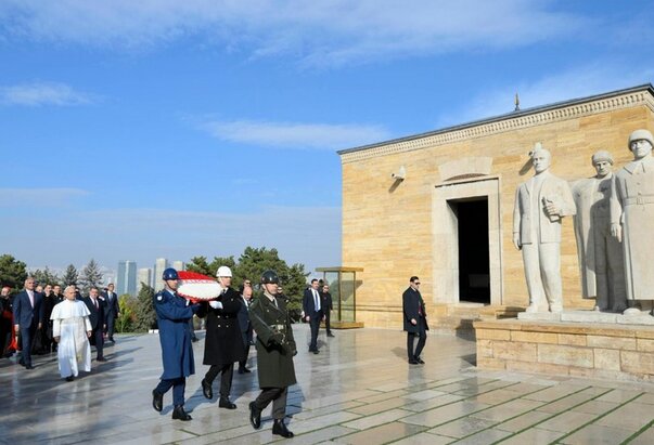Papa sletio u Ankaru i posjetio Atatürkov mauzolej