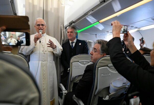 Papa u zrakoplovu prema Turskoj: Putovanje s „porukom jedinstva i mira“