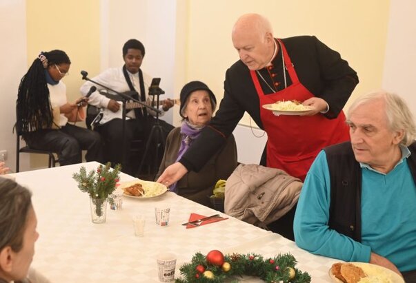 Kardinal Nemet posluživao božićni ručak korisnicima socijalne službe Caritasa Beograda