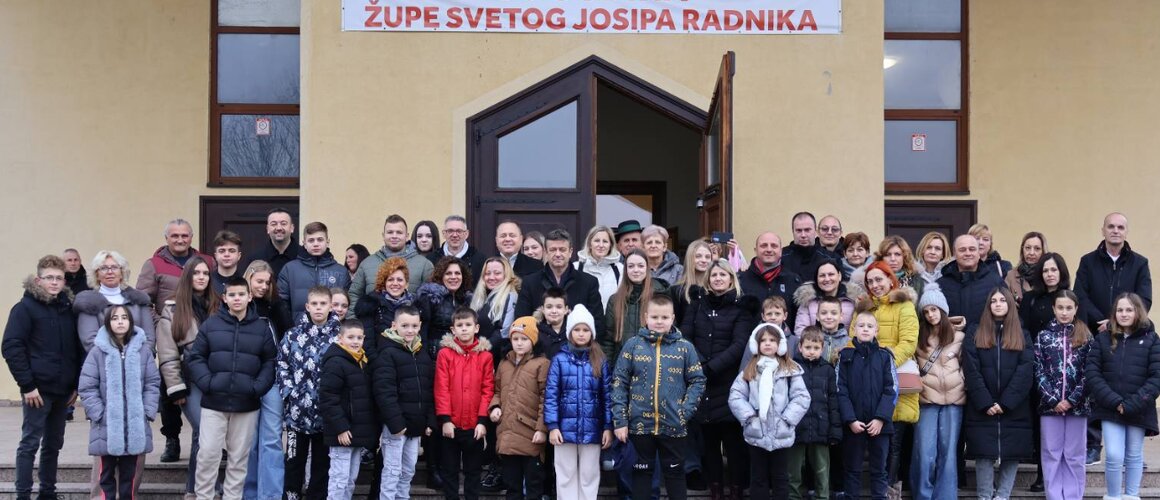 Hrvati iz Vajske, Plavne i Bača posjetili Advent u Vukovaru