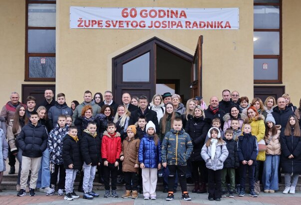 Hrvati iz Vajske, Plavne i Bača posjetili Advent u Vukovaru