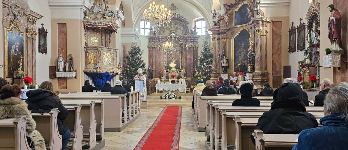 Biskup Fazekaš blagoslovio obnovljenu župnu kuću u Beregu