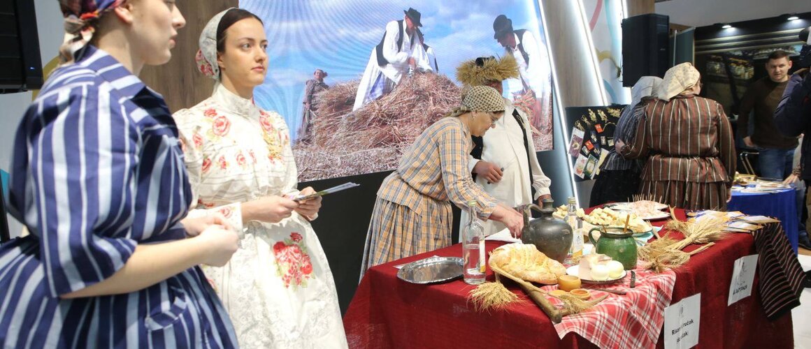 Dužijanca i slamarke iz Tavankuta na Međunarodnom sajmu turizma u Beogradu