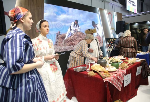 Dužijanca i slamarke iz Tavankuta na Međunarodnom sajmu turizma u Beogradu