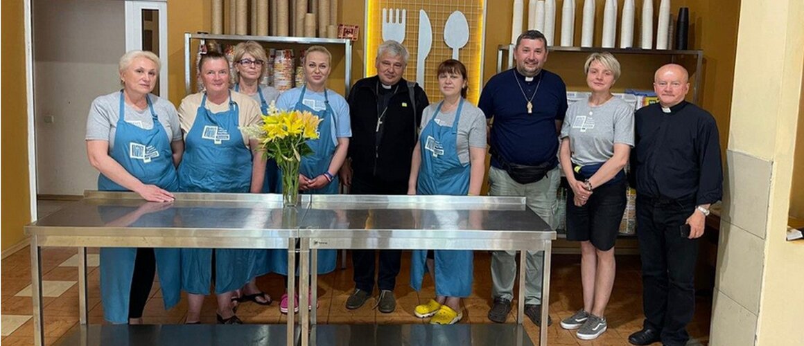 Ukrajina: Socijalna kuhinja uz Papinu potporu podijelila 450.000 obroka unatoč napadima
