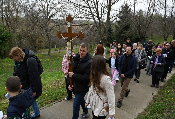 Održan križni put mladih Srijemske biskupije 2026