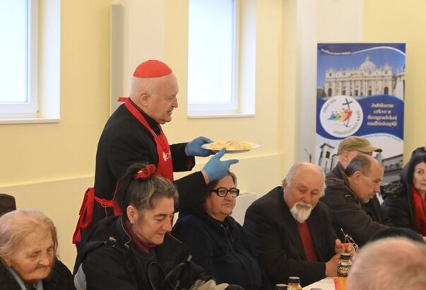 Kardinal Nemet posluživao uskrsni ručak korisnicima socijalne službe Caritasa Beograda 2026