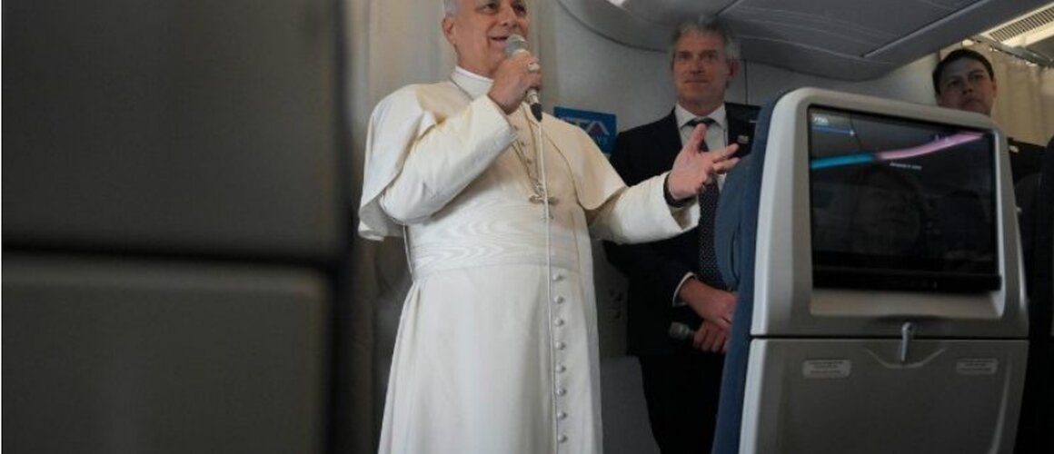 Papin razgovor s novinarima na povratku iz Afrike