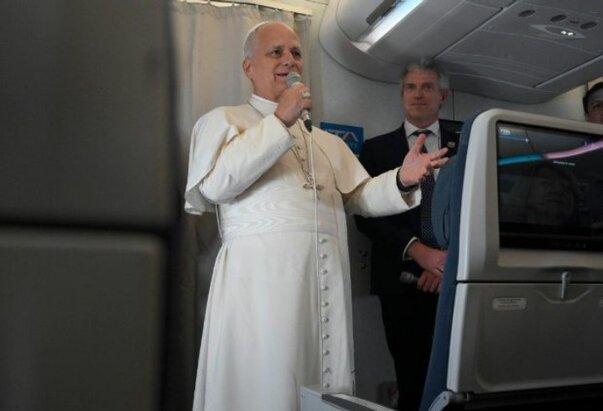 Papin razgovor s novinarima na povratku iz Afrike