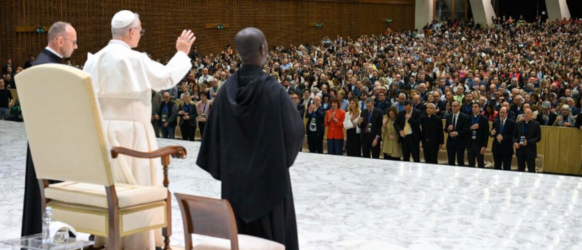 Papa vjeroučiteljima: Vjeronauk pomaže mladima osluškivati nemir srca