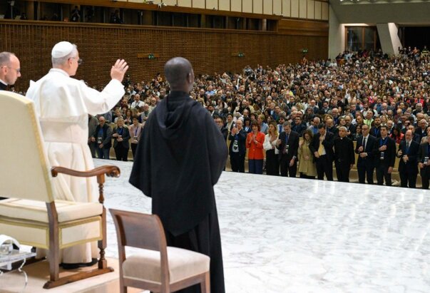 Papa vjeroučiteljima: Vjeronauk pomaže mladima osluškivati nemir srca